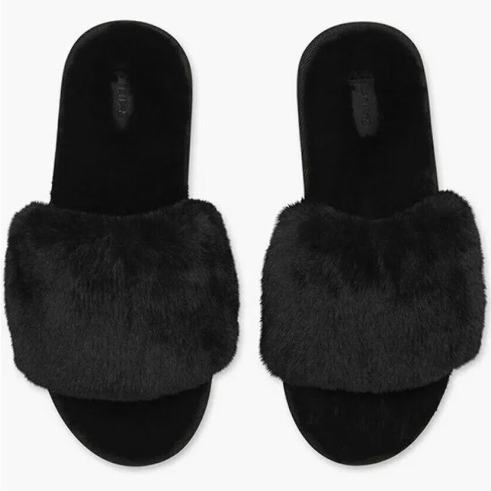 SKIMS, fluffy slippers- the most comfortable slippers you’ll ever wear.